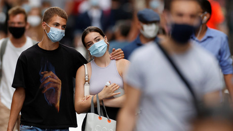Des personnes portant un masque de protection respiratoire à Paris, en août 2020 (image d'illustration).