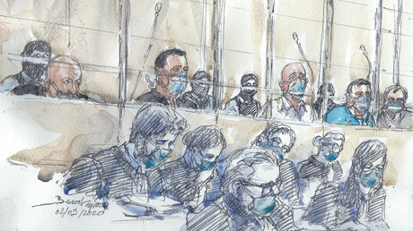 Dessin d'audience au tribunal d'instance de Paris dépeignant le box des accusés le 2 septembre 2020 (image d'illustration).