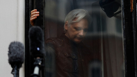 Le fondateur de WikiLeaks, Julian Assange, sur le balcon de l'ambassade de l'Equateur à Londres, Grande-Bretagne, le 19 mai 2017.