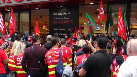 Les manifestants devant le supermarché le 5 septembre.