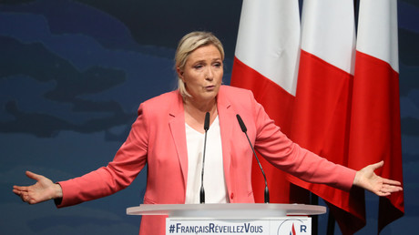 Marine Le Pen pendant son meeting à Fréjus le 6 septembre.