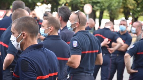 Manifestation de pompiers à Etampes pour réclamer la sécurisation des soldats du feu lors de leurs interventions, le 24 juillet (image d'illustration).