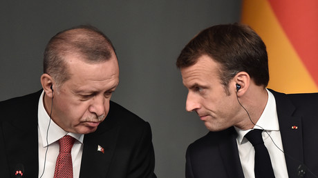 Recep Tayyip Erdogan et Emmanuel Macron lors d'une conférence à Istanbul, le 27 octobre 2018 (image d'illustration).