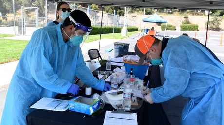 Des employés de Mend Urgent Care effectuent des tests de dépistage du Covid-19, le 24 août 2020, à Burbank, aux Etats-Unis (image d'illustration).