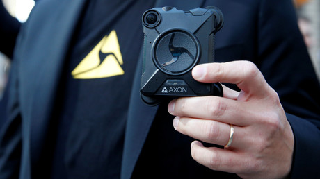 Le vice-président d'Axon tient dans sa main la caméra développée par le groupe autrefois connu sous le nom de Taser International, New York, 5 avril 2017 (image d'illustration).