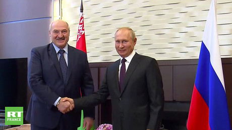 Vladimir Poutine accueille Alexandre Loukachenko dans sa résidence à Sotchi