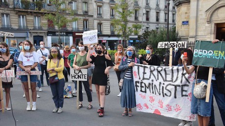Les manifestantes réunies devant la mairie du XVIIIeme arrondissement de Paris pour réclamer la démission de Christophe Girard.