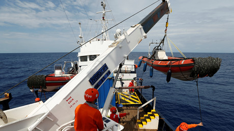 Des membres de l'ONG Sea-Eye à bord du navire Alan Kurdi en Méditerranée le 28 août 2019 (image d'illustration).