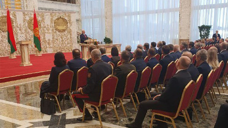 Le président biélorusse Alexandre Loukachenko prête serment pour un 6e mandat présidentiel le 23 septembre à à Minsk en Biélorussie.