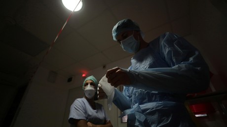 Un soignant s'apprête à traiter un patient souffrant du Covid-19, à la clinique Bouchard - ELSAN de Marseille, le 21 septembre 2020 (image d'illustration).