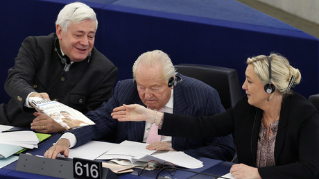 Bruno Gollnisch, Jean-Marie Le Pen et Marine Le Pen, ici au Parlement européen de Strasbourg en 2013, ont chacun leur avis sur l'emprisonnement de Hervé Ryssen pour des propos antisémites.