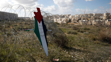 Une représentation d'une carte aux couleurs du drapeau palestinien indiquant «Jérusalem est la capitale éternelle de la Palestine» est placée sur une clôture protégeant une colonie juive dans le village de Bilin en Cisjordanie occupée, le 31 janvier 2020 (image d'illustration).