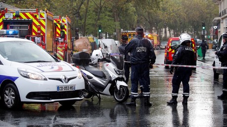 Des policiers près des lieux de l'attaque du 25 septembre à Paris (image d'illustration).