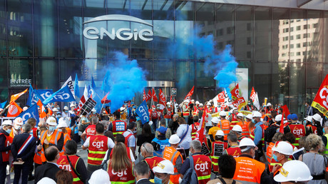 Des employés de Suez, membres des syndicats CGT, FO et CFDT, manifestent c devant le siège d'Engie à La Défense près de Paris, le 22 septembre 2020.