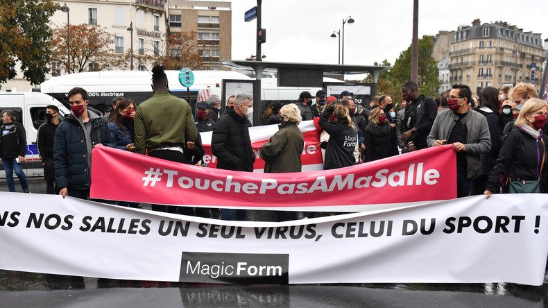 Covid-19 : le monde des salles de sport manifeste contre les fermetures à Paris