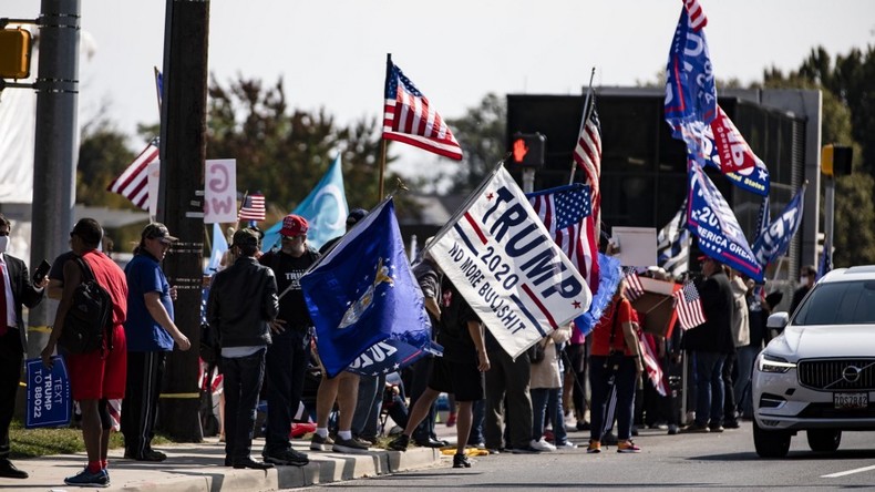 Contaminé par le Covid, Trump harangue ses partisans devant l'hôpital depuis sa voiture