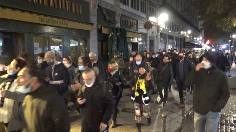 Premier couvre-feu à Paris marqué par une manifestation sauvage