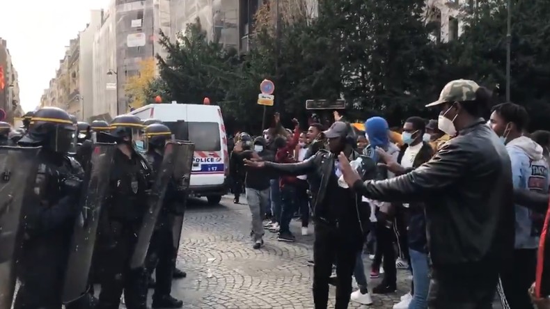 Rassemblement contre Alpha Condé près de l'ambassade de Guinée en France (IMAGES)