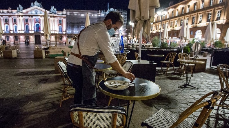 Une terrasse évacuée par la police en marge d’une manifestation anti couvre-feu à Paris