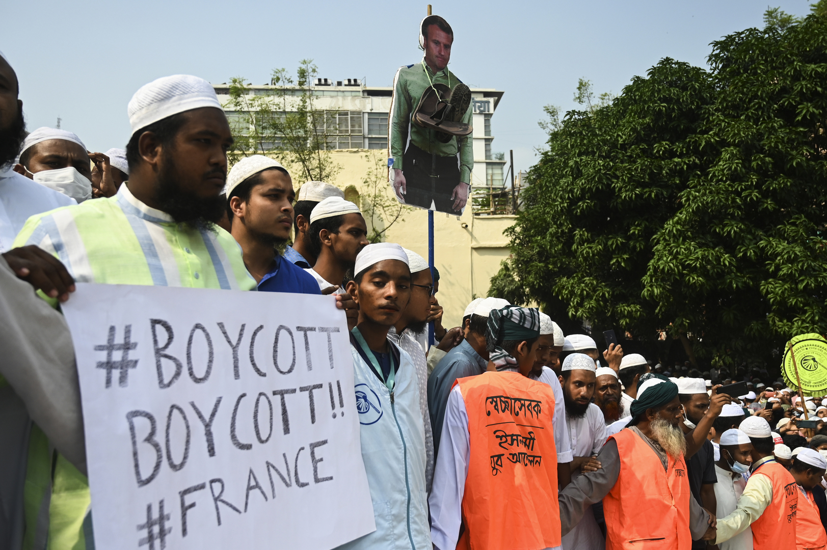 40 000 manifestants, une effigie brûlée : marche géante au Bangladesh contre les propos de Macron