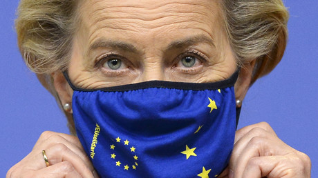 La présidente de la Commission européenne, Ursula von der Leyen, ajuste son masque avant une déclaration en préambule du sommet de l'Union européenne (UE) à Bruxelles, le 1er octobre 2020 (illustration).