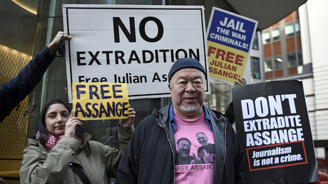 L'artiste dissident chinois Ai Weiwei pose avec des manifestants devant le tribunal d'Old Bailey dans le centre de Londres le 28 septembre 2020, pendant que se tient le procès en extradition contre le fondateur de WikiLeaks, Julian Assange (image d'illustration).