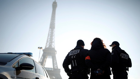Des policiers positionnés à proximité de la tour Eiffel (image d'illustration).