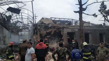 Le personnel des urgences travaille dans une zone endommagée de la ville de Ganja après une frappe de roquettes, le 4 octobre 2020.