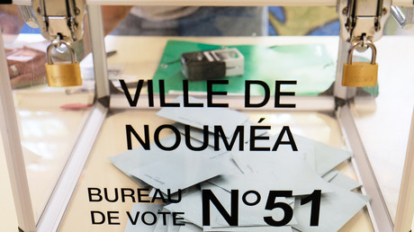 Dans un bureau de vote de Nouméa, le 4 octobre 2020.