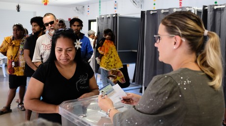 Des Néo-Calédoniens se rendent aux urnes le 4 octobre 2020 pour le référendum sur l'indépendance du territoire des Outre-mer, à Noumea.