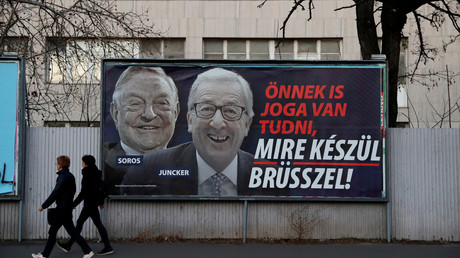 Une affiche représentant George Soros et Jean-Claude Juncker dans les rues de Budapest, en Hongrie.