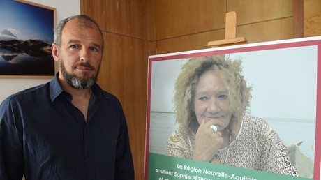 Sébastien Chadaud-Pétronin pose à côté d'une photographie de sa mère otage française Sophie Pétronin, à Bordeaux le 29 août 2018. (image d'illustration)