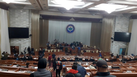 Le parlement kirghize occupé par des manifestants le 6 octobre.