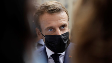 Emmanuel Macron lors d'une visite d'hôpital à Paris le 6 octobre.