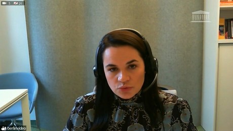 Svetlana Tikhanovskaïa lors de son discours à l'Assemblée nationale (capture d'écran d'une vidéo diffusée par l'Assemblée nationale)