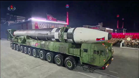 Capture d'écran d'une émission de l'agence centrale de presse nord-coréenne KCNA montrant ce qui semble être un nouveau missile balistique intercontinental nord-coréen, le 10 octobre 2020.