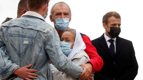 Sophie Pétronin enlacée par ses proches à côté d'Emmanuel Macron lors de son arrivée à l'aéroport de Villacoublay, le 9 octobre 2020 (image d'illustration).