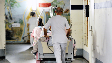 Un assistant de santé déplace un patient le 20 septembre 2013 au centre hospitalier de Lens (Nord) (image d'illustration).