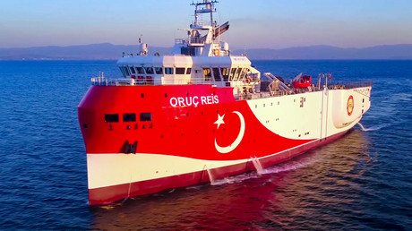 Cette photographie publiée par le ministère turc de la Défense le 12 août 2020 montre le navire de recherche sismique turc Oruc Reis se dirigeant à l'ouest d'Antalya sur la mer Méditerranée (image d'illustration).