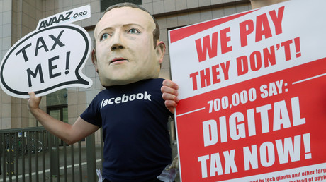Un manifestant portant un masque à l’effigie du PDG de Facebook, Mark Zuckerberg, appelle à taxer les géants du numérique à la veille d’une réunion des ministres des Finances de l'Union européenne, devant le siège de l'UE à Bruxelles, le 4 décembre 2018 (illustration).
