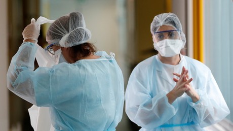 Des membres du personnel médical dans un hôpital de Vannes, où des patients sont soignés pour le Covid-19, le 12 octobre 2020 (image d'illustration).