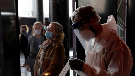 Un soignant devant une patiente attendant de se faire dépister pour le Coronavirus, à Lille, le 15 octobre (image d'illustration).