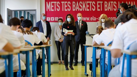 Karine Tuil, Jean-Michel Blanquer et Brigitte Marcon portant des masques dans une salle de classe du Chesnay, le 12 octobre 2020 (image d'illustration)