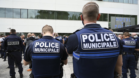Des policiers municipaux se mêlent aux policiers nationaux devant l'hôtel de police de Strasbourg le 19 juin 2020 en réaction aux annonces jugées maladroites de Christophe Castaner sur l'usage de la force par la police (image d'illustration).