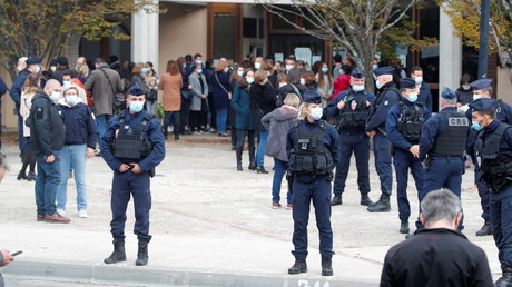 Des forces de l'ordre positionnées devant le collège du Bois d'Aulne le 17 octobre (image d'illustration).