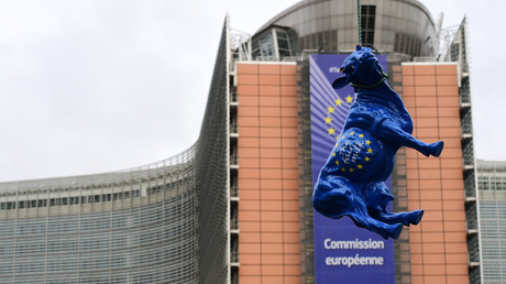 Statue d’une vache peinte aux couleurs de l’Union européenne pendue au bâtiment de la Commission européenne à Bruxelles, le 7 septembre 2015 (illustration)