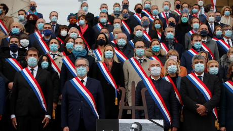 Des parlementaire rendent hommage à Samuel Paty devant l'Assemblée nationale, le 20 octobre 2020 à Paris (image d'illustration).