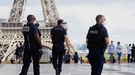 Des policiers près de la tour Eiffel à Paris, fin août 2020 (image d'illustration).