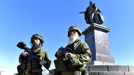 Des soldats réservistes montent la garde près du palais royal de Stockholm lors d'un exercice militaire  (image d'illustration)