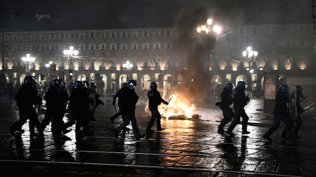 Des officiers de police italiens à Turin lors de manifestations contre les restrictions anti Covid-19 le 26 octobre.